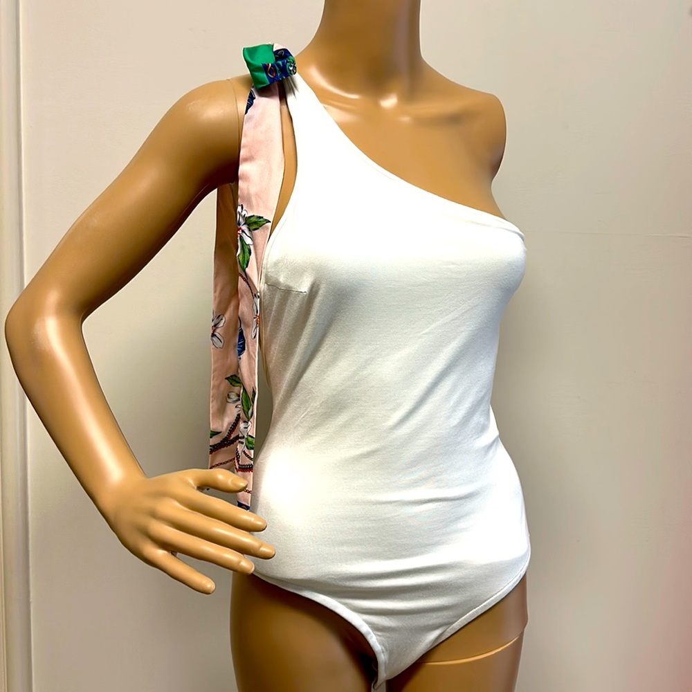 NWT Lulu’s Off White Bodysuit with Colorful Shoulder Tie size M